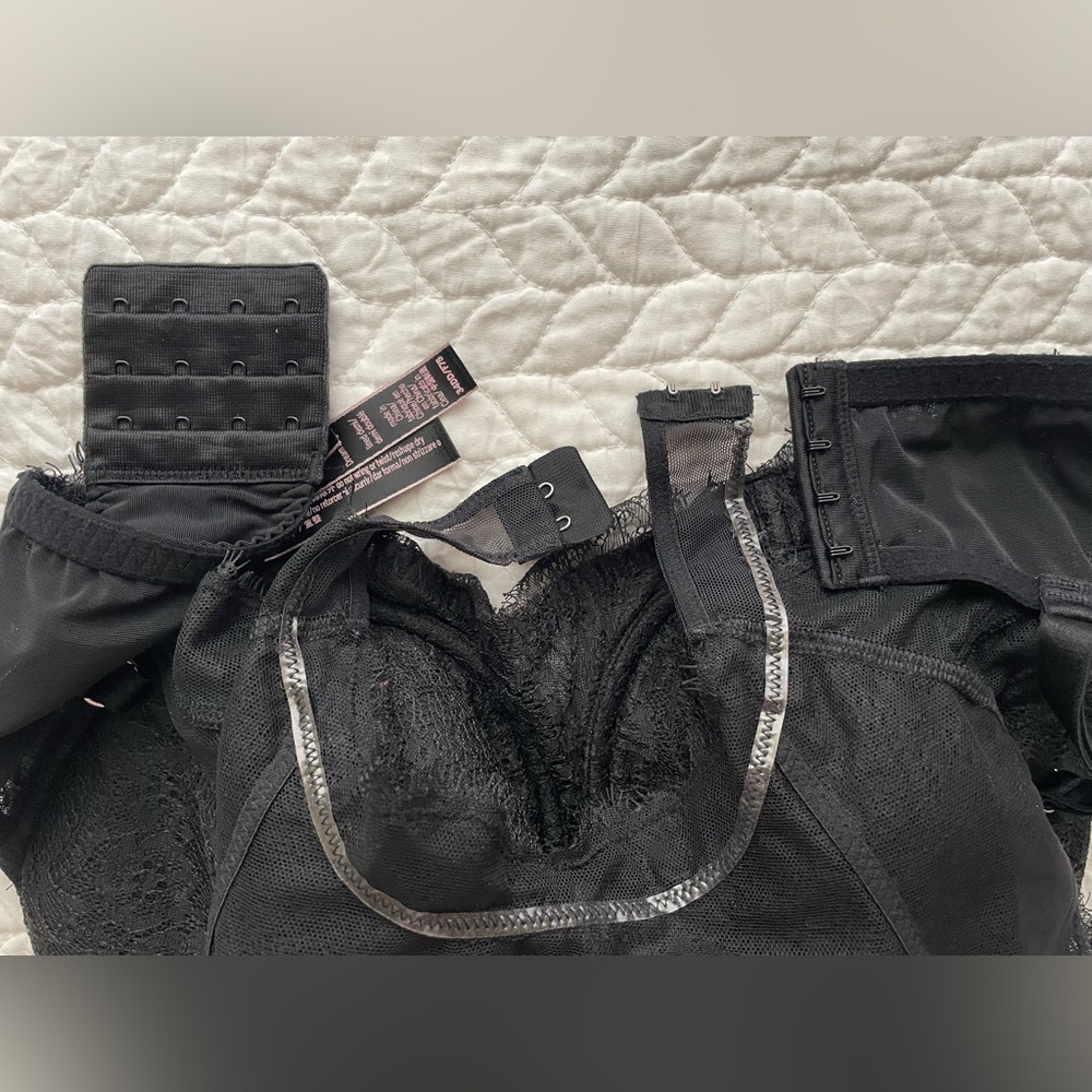 Victoria’s secrets black bra 34dd - Picture 2 of 6
